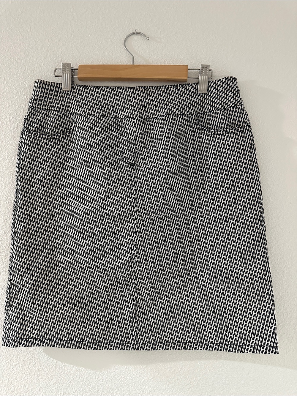 Houndstooth Pencil Golf Skirt in Black and White